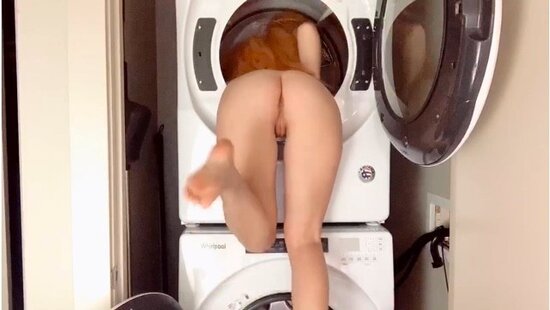 Девушка с аппетитной киской встала раком и вставила резиновый член в свою дырочку, чтобы кончить