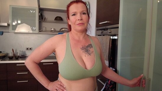 Парень случайно принял таблетки отца и у него теперь стояк, от которого его спасает грудастая мачеха