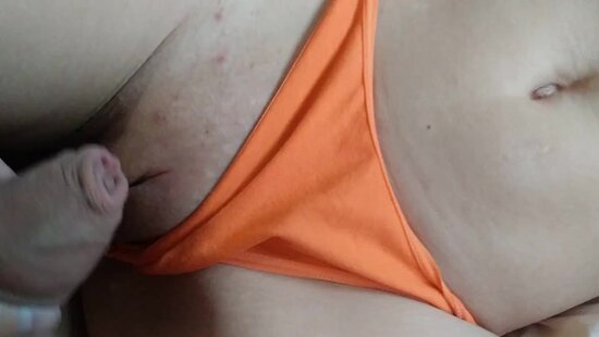 Молодая девушка с бритой киской мастурбирует член своего приятеля, пока тот трогает ее пилотку