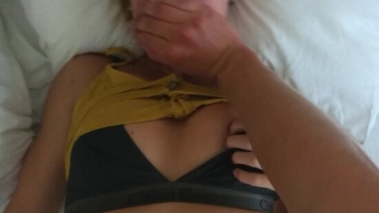 Мужик засаживает свой возбужденный член в киску няни и изменяет своей жене, пока та принимает душ