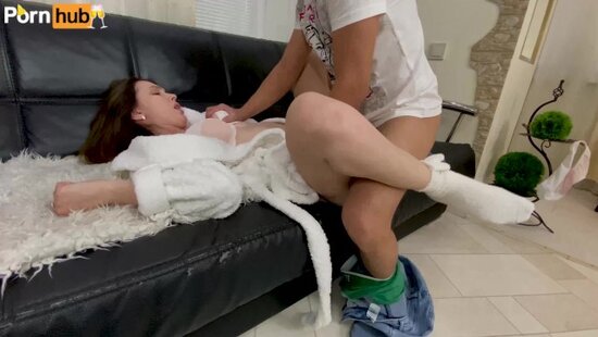 Красивая мачеха с большой задницей решила сделать минет и подарить новогодний секс пасынку