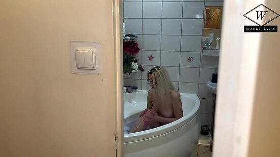 Сын подсматривает за мамкой и жарит ее в ванной