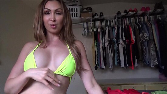 Красивая мамка совратила сына во время примерки белья