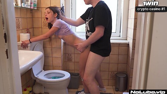 Брат жестко выебал свою сестру в туалете и кончил на лицо